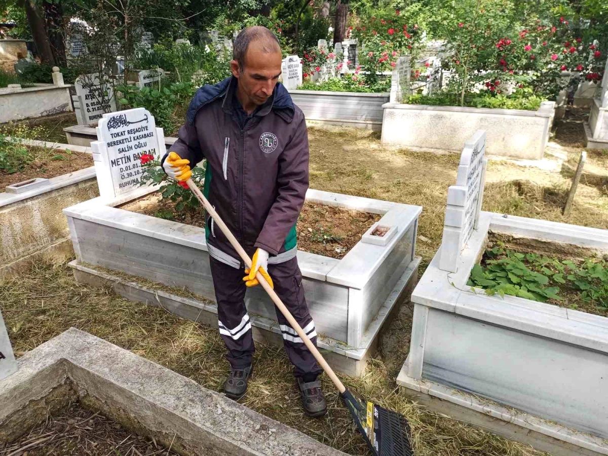 Arnavutköy Belediyesi, İBB\'nin ilgisizliğine karşı mezarlık temizliği yaptı