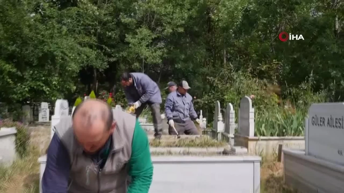 Arnavutköy Belediyesi, İBB\'nin ihmal ettiği mezarlıkları temizledi