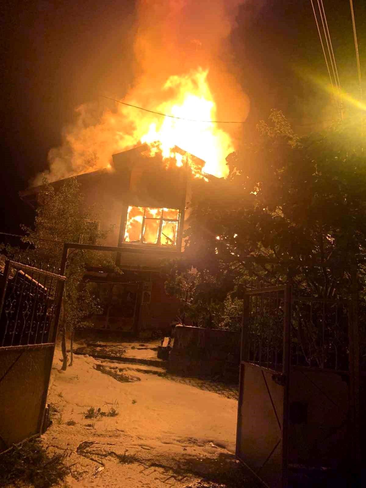 Karabük\'te Abdullar köyünde iki katlı ev yangında