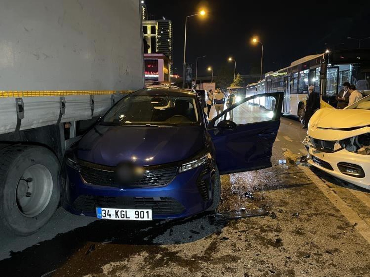 Küçükçekmece\'de Kaza: 2 Sürücü Yaralandı
