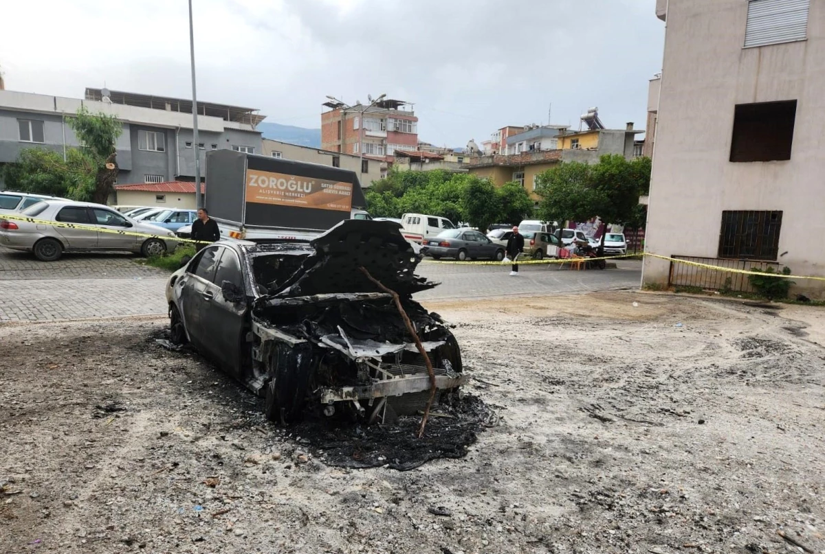 Aydın\'ın Çine ilçesinde lüks otomobil yanarak küle döndü