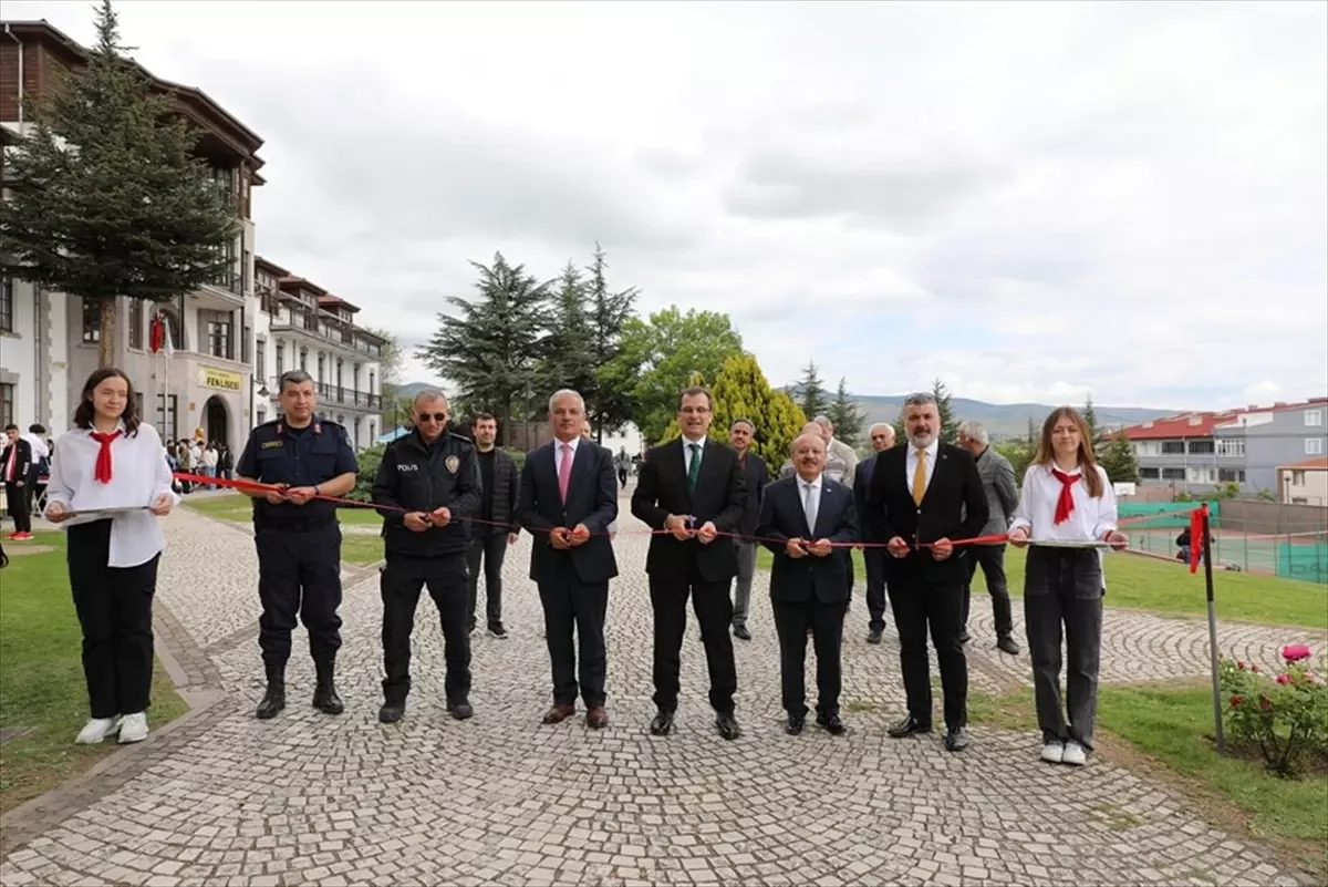 Amasya\'nın Merzifon ilçesinde TÜBİTAK 4006 Bilim Fuarı açıldı