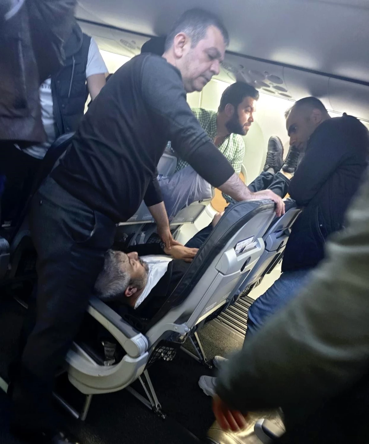 AK Parti Milletvekili Erol Keleş, Uçakta Kalbi Duran Vatandaşı Hayata Döndürdü