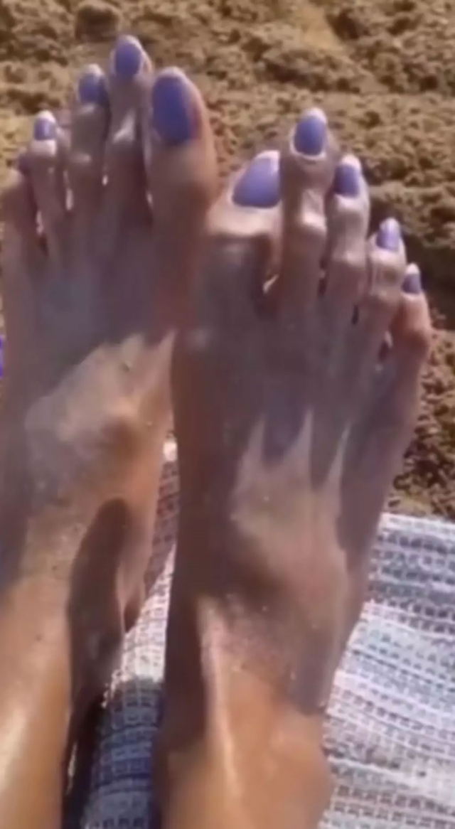O ayaklar Çağla Şıkel'in mi? Hayranlarını inandırmak için video paylaştı