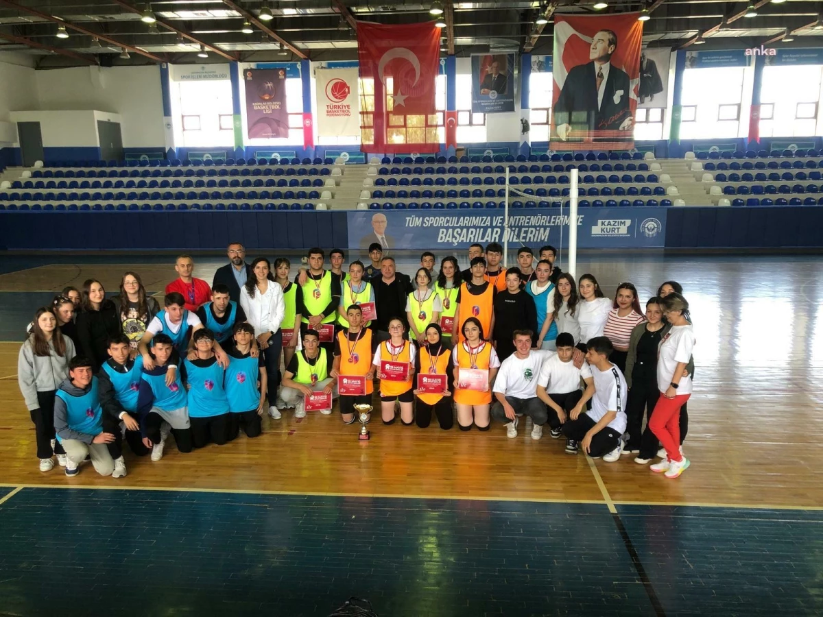 Odunpazarı Belediyesi 19 Mayıs Spor Şenliği\'nde Voleybol Gençler Turnuvası düzenlendi