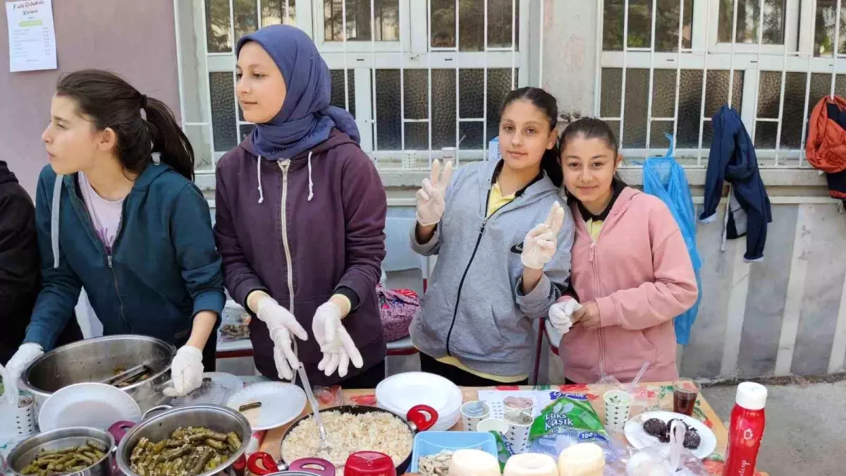 Afyonkarahisar\'ın Şuhut ilçesinde okul aile birliği tarafından hayır çarşısı açıldı