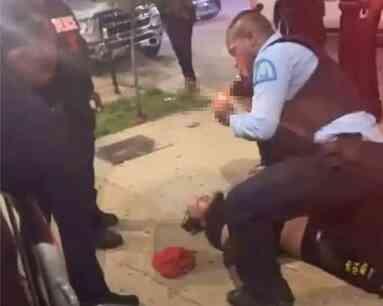 Polis Memuru, gözaltına aldığı şüphelinin üzerine oturup puro yaktı