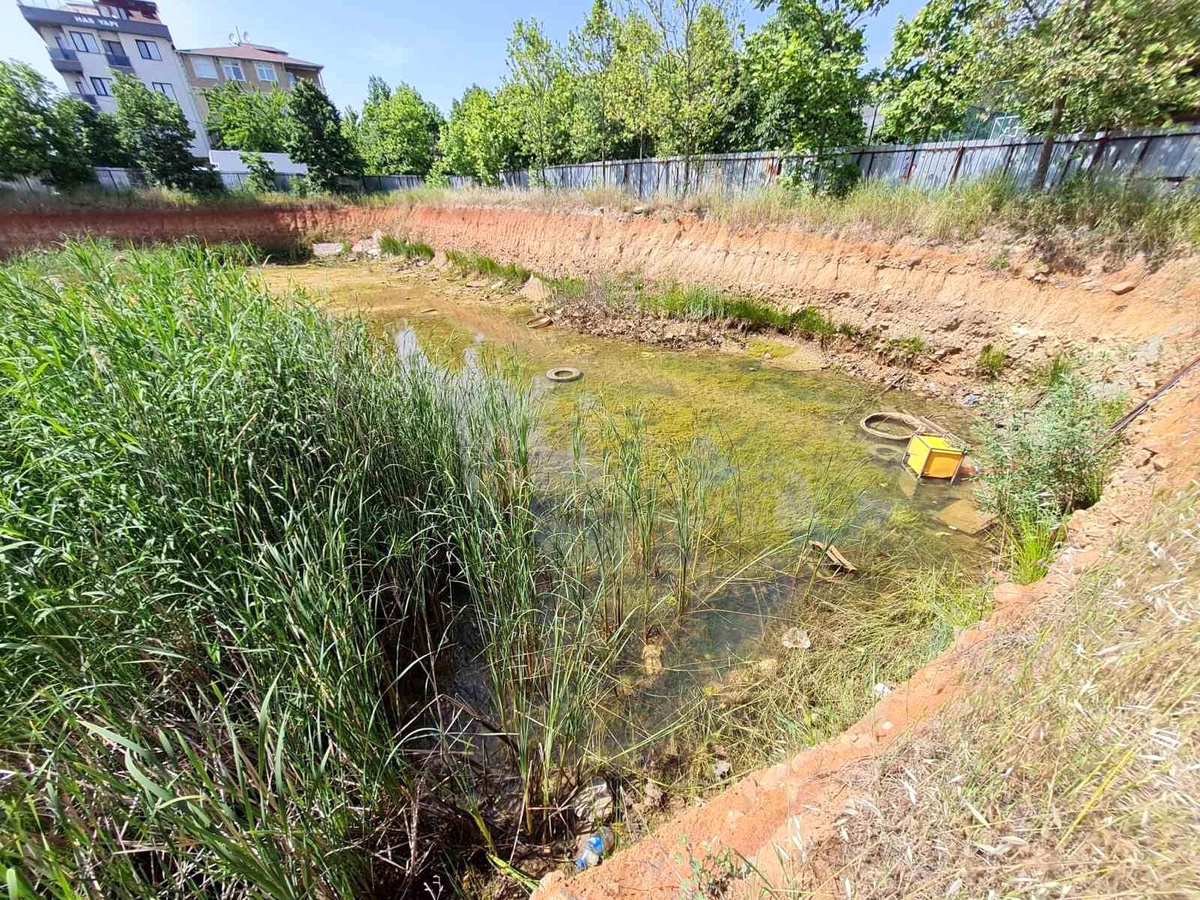 Sancaktepe\'de Yarım Kalan İnşaat Temelinde Su Birikintisi Oluştu