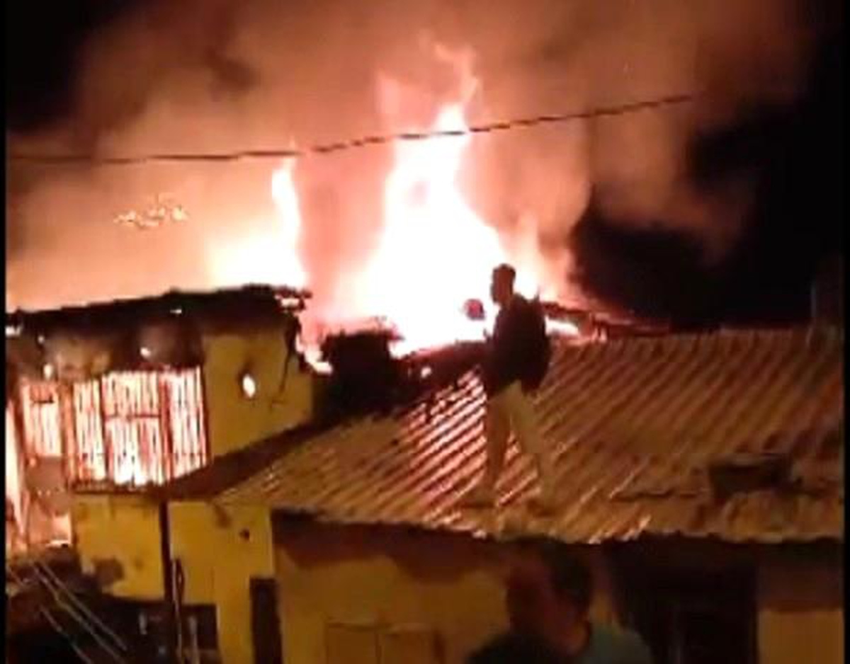İzmir\'de prizde unutulan şarj aletiyle çıkan yangında ev küle döndü
