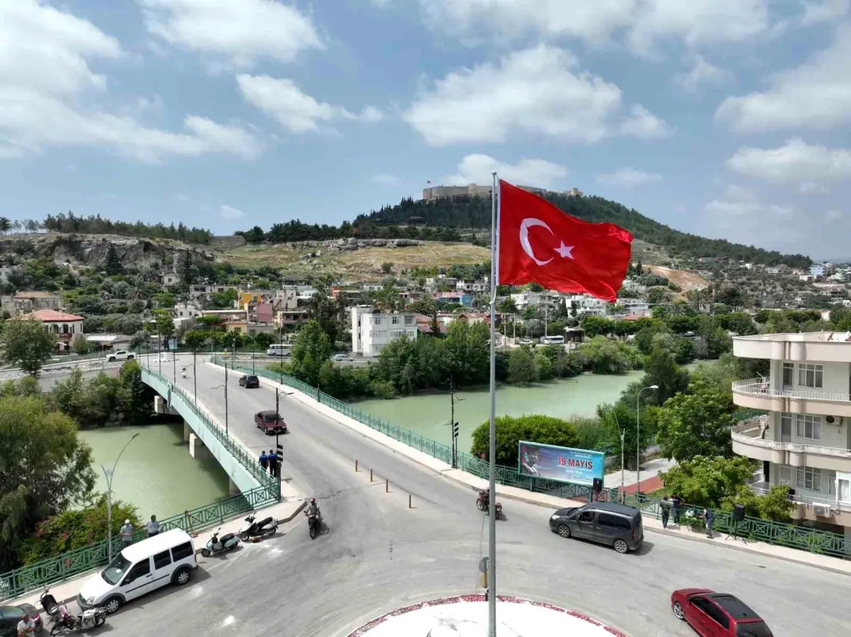 Silifke\'de Ay Yıldız Anıtının Yerine Türk Bayrağı Konuldu