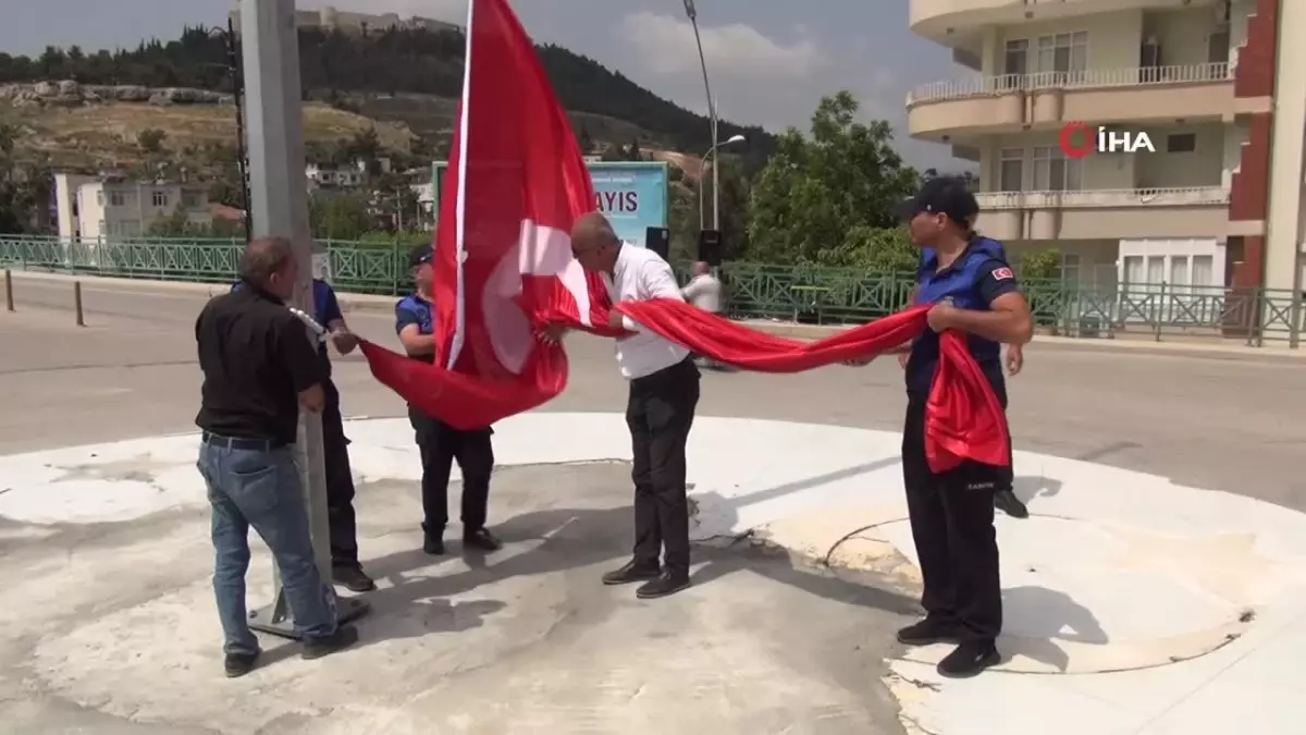 Silifke\'de Ay Yıldızlı anıtın yerine Türk bayrağı konuldu