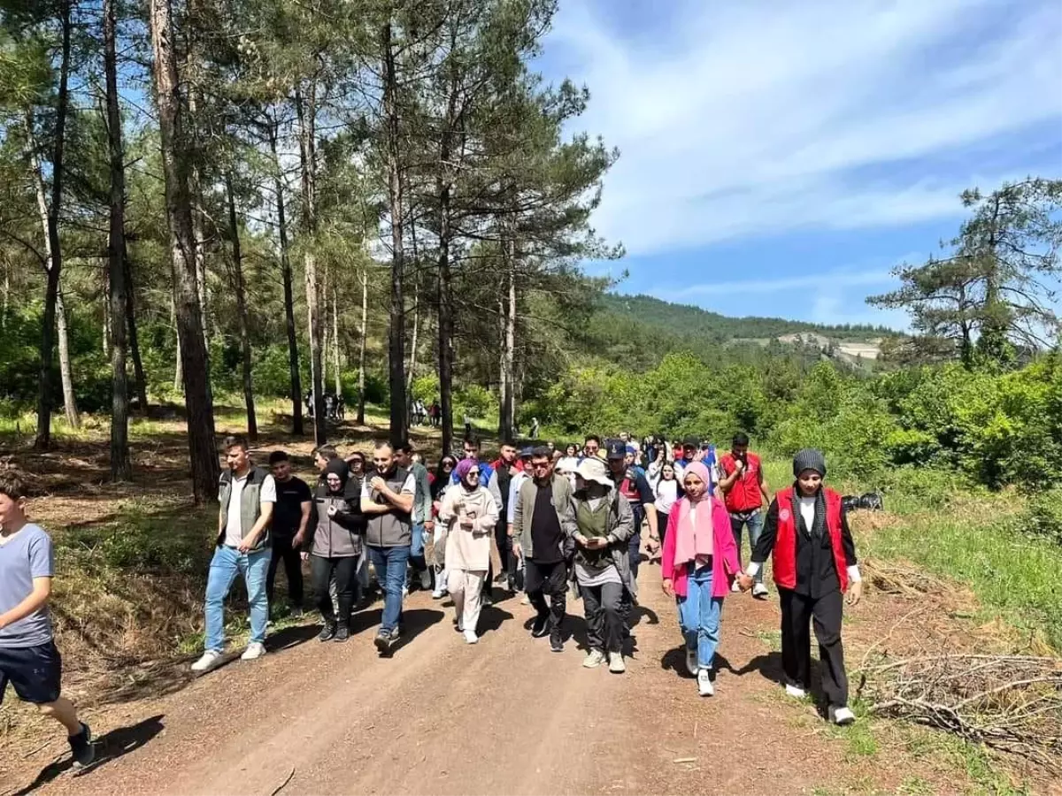 Sındırgı\'da Gençlik Haftası Kutlamaları Kapsamında Doğa Yürüyüşü Gerçekleştirildi