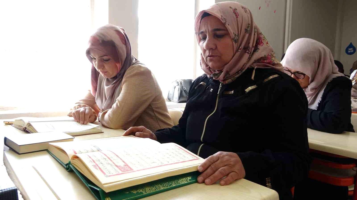 Tatvan\'da ADEM Kursunda Hem Kur\'an Hem Dini Bilgiler Öğreniliyor