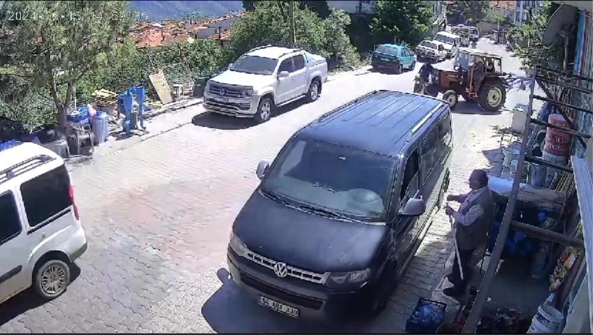 Denizli\'de Motosiklet ve Traktör Kafa Kafaya Çarpıştı