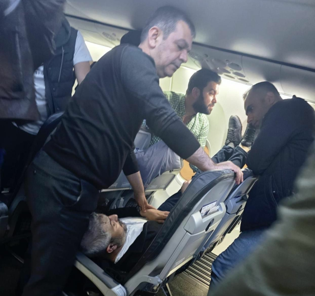 Uçakta panik anları! Kalbi duran yolcuyu AK Partili vekil hayata döndürdü