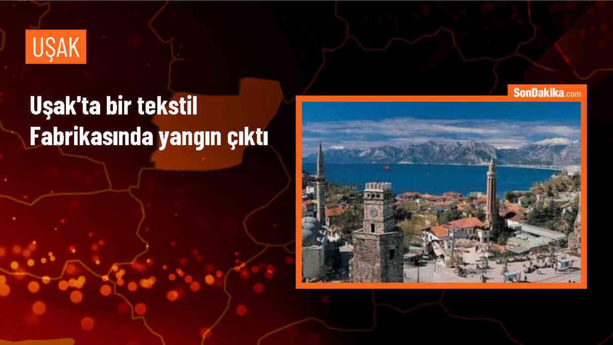 Uşak\'ta bir tekstil fabrikasında çıkan yangına müdahale ediliyor