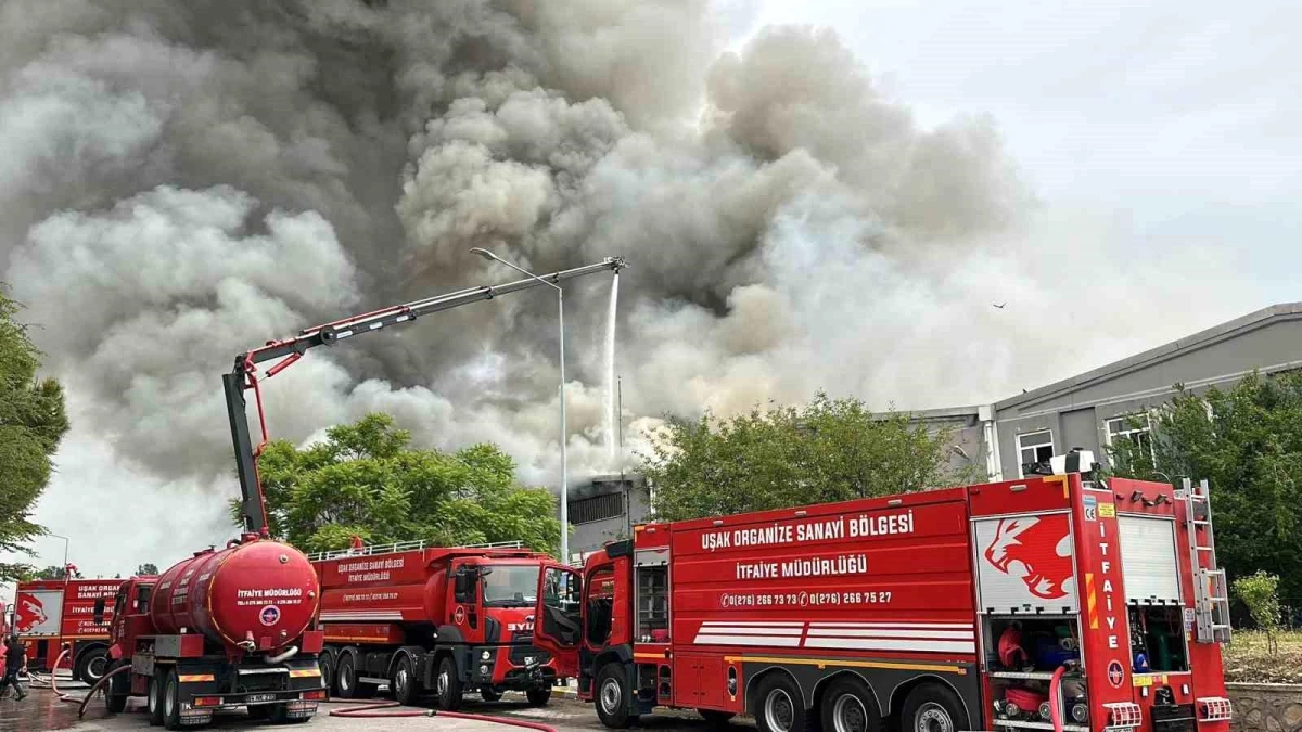 Uşak\'ta tekstil fabrikasında çıkan yangına müdahale ediliyor