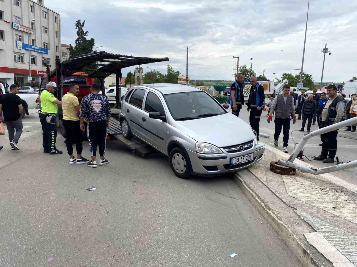 Edirne Uzunköprü\'de Araç Refüje Çıkarak Aydınlatma Direğine Çarptı