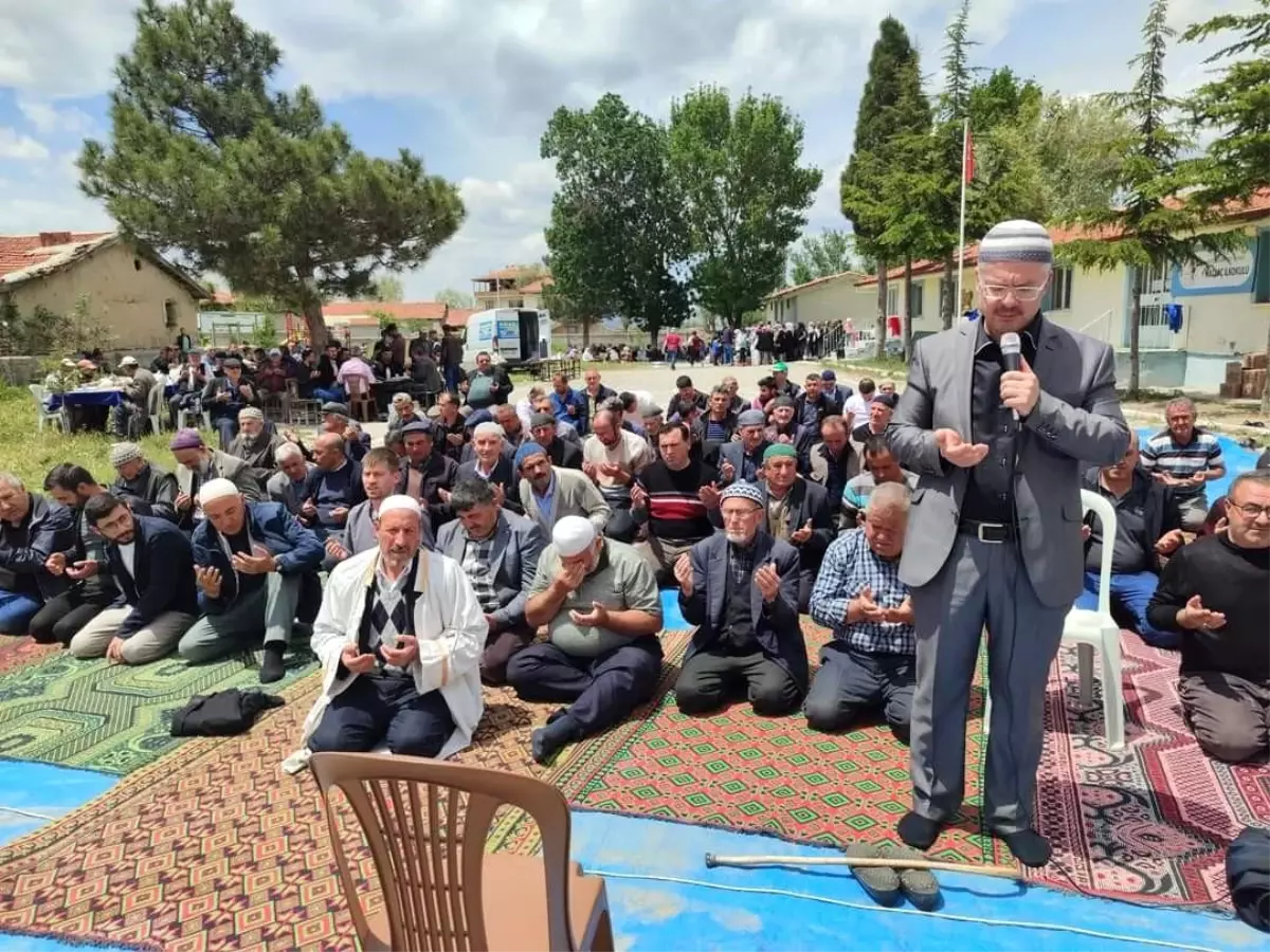 Afyonkarahisar\'ın Şuhut ilçesinde Hallaç köyünde vatandaşlar yağmur duasına çıktı