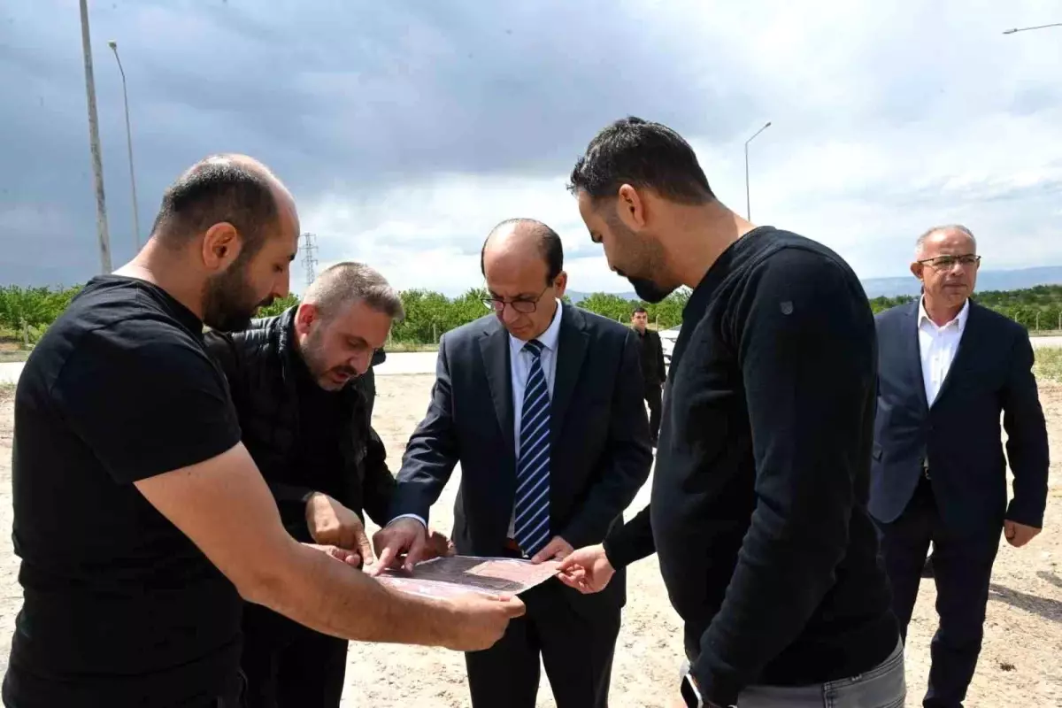 Yeşilyurt Belediyesi Yaka ile Dilek Mahallesini Birbirine Bağlayacak İmar Yolu Çalışmalarını İnceledi