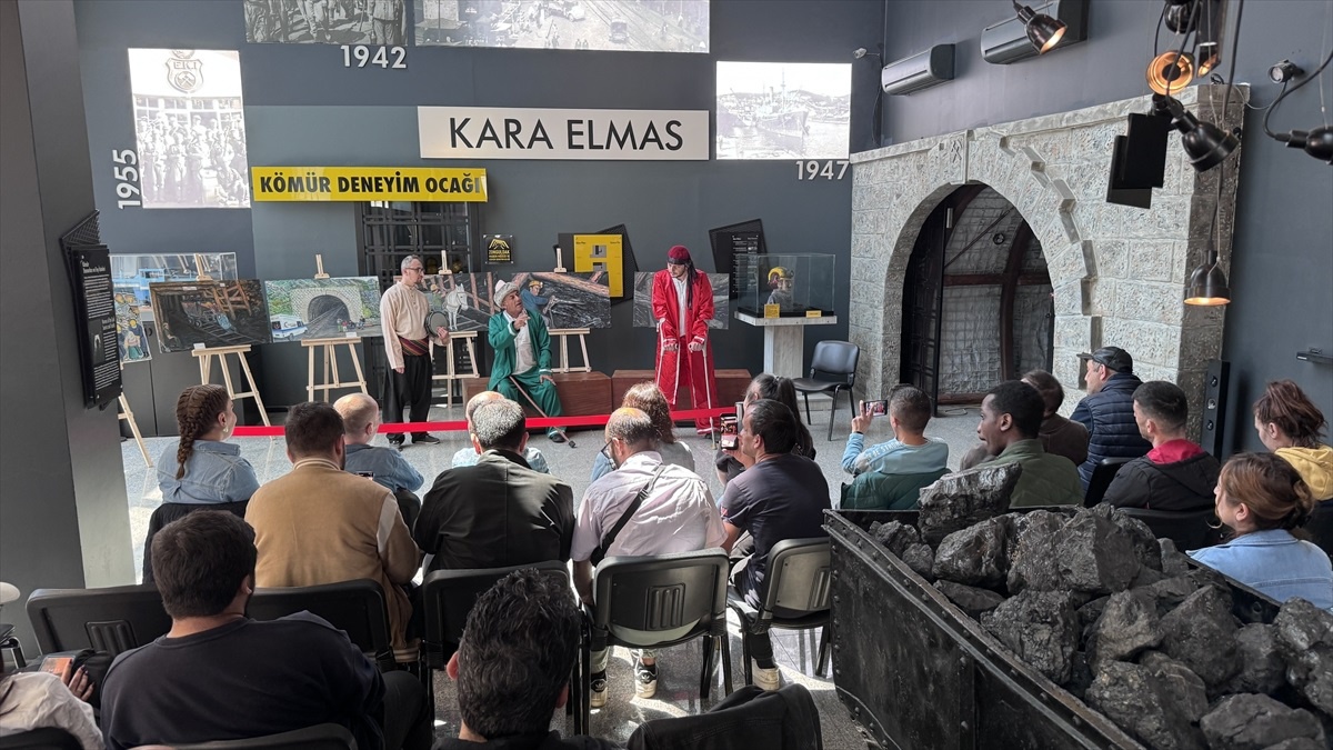 Engelli Tiyatro Topluluğu Müzeler Günü\'nde performans sergiledi