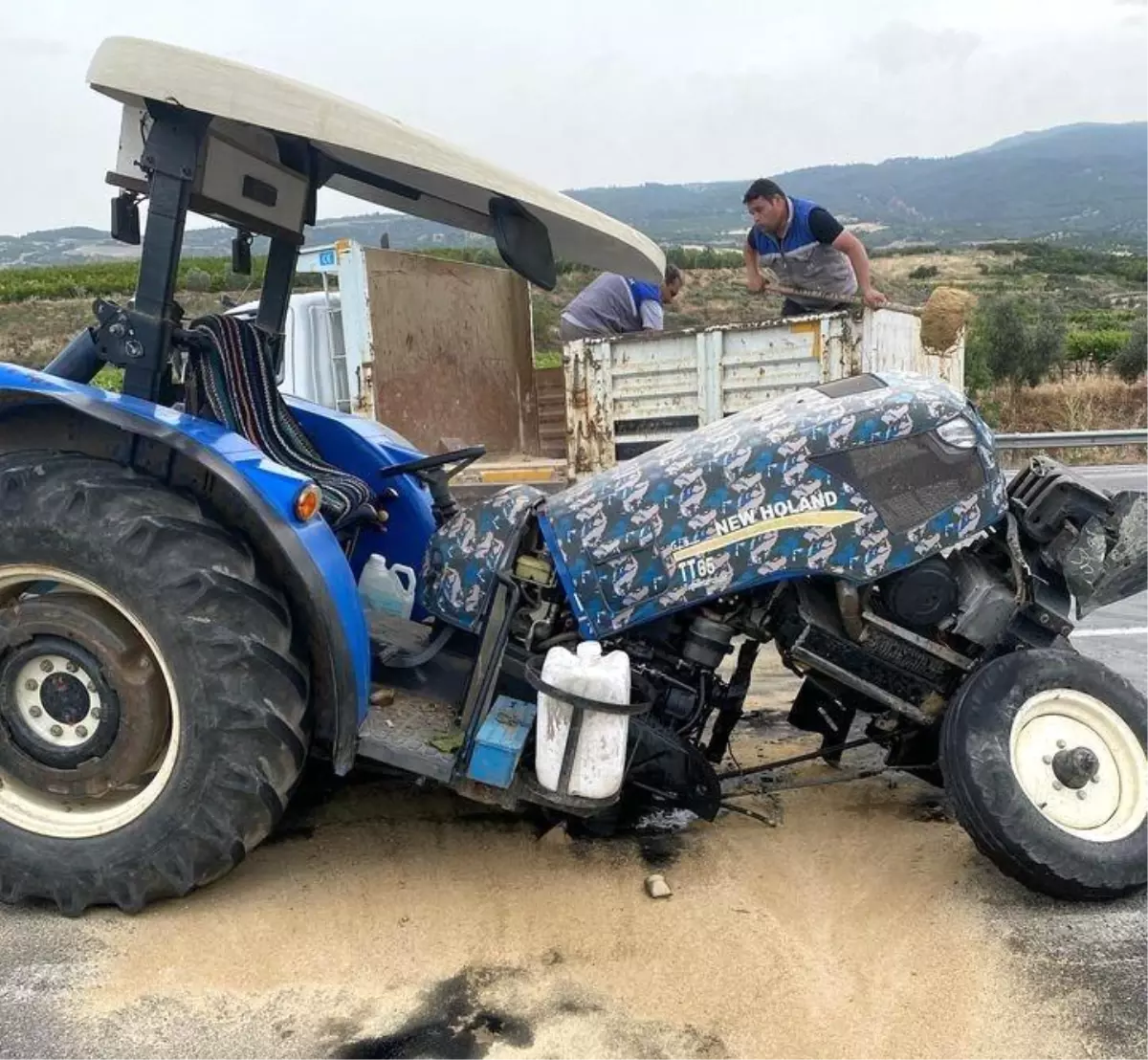 Denizli\'de zincirleme kaza: Traktör ortadan ikiye bölündü