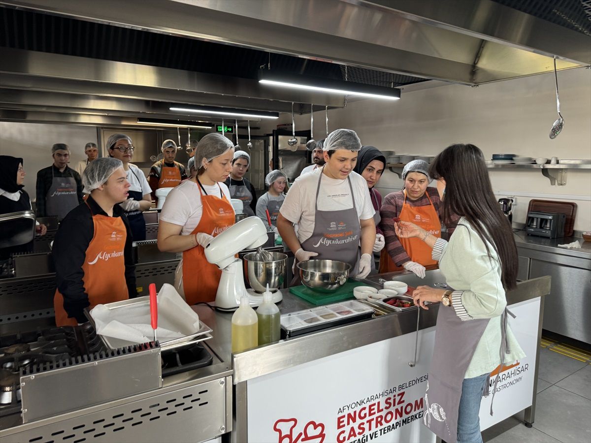 Engelli Çocuklar ve Üniversite Öğrencileri Pasta Yapmak İçin Buluştu