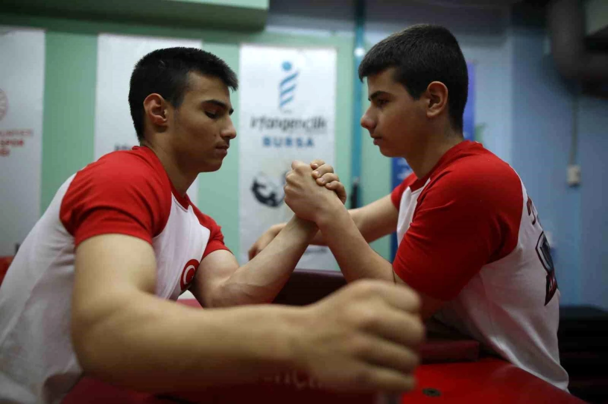 Bursa\'da Türkiye Şampiyonu Olan İkizler Avrupa\'da Türk Bayrağını Dalgalandırdı