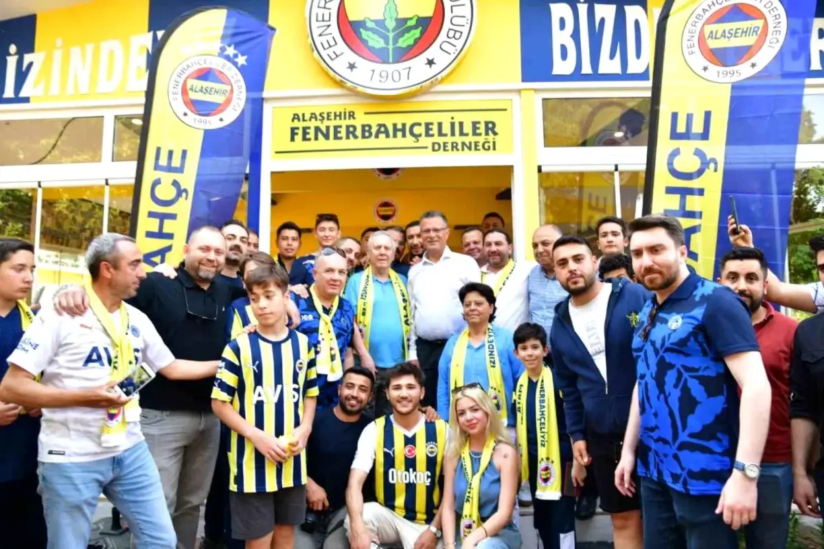 Aziz Yıldırım Alaşehir\'de Fenerbahçeliler Derneğini Ziyaret Etti