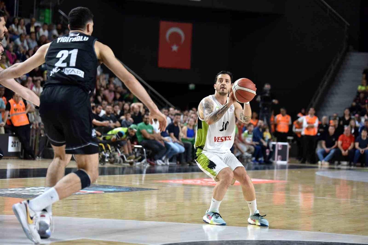 Beşiktaş, Manisa Büyükşehir Belediyespor\'u yenerek yarı finale yükseldi