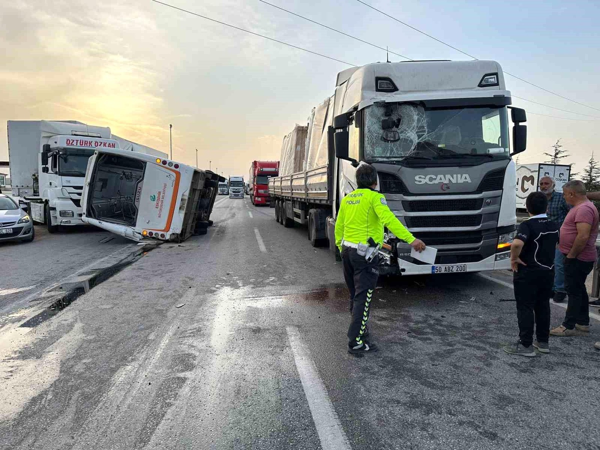 Eskişehir-Ankara Karayolu\'nda Tırın Arkadan Çarptığı Otobüs Başka Bir Tıra Çarptı