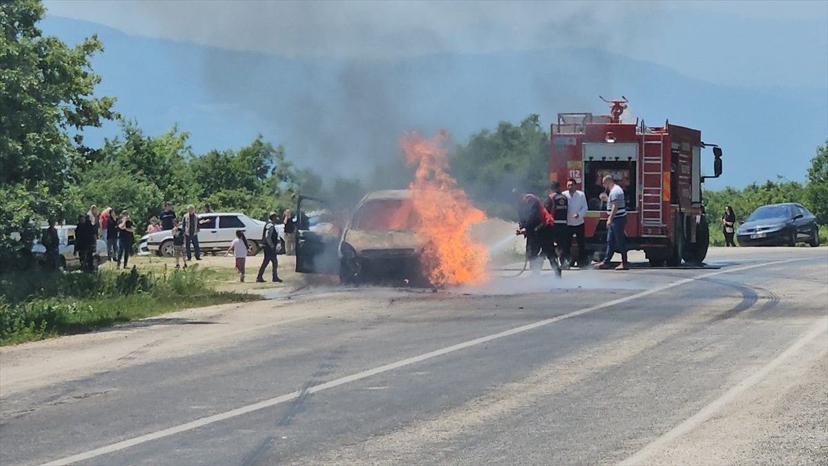 Bilecik Pazaryeri\'nde seyir halindeki otomobilde yangın çıktı
