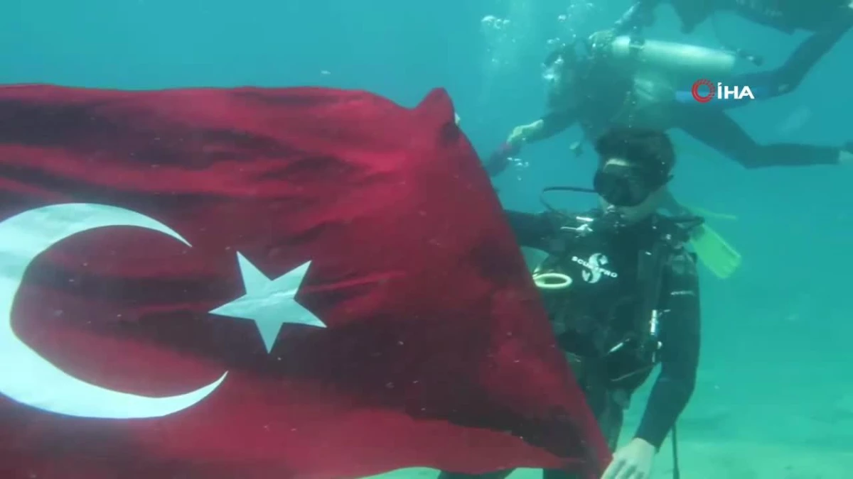 Denizin dibinde Türk bayrağı açıp, 19 Mayıs\'ı kutladılar