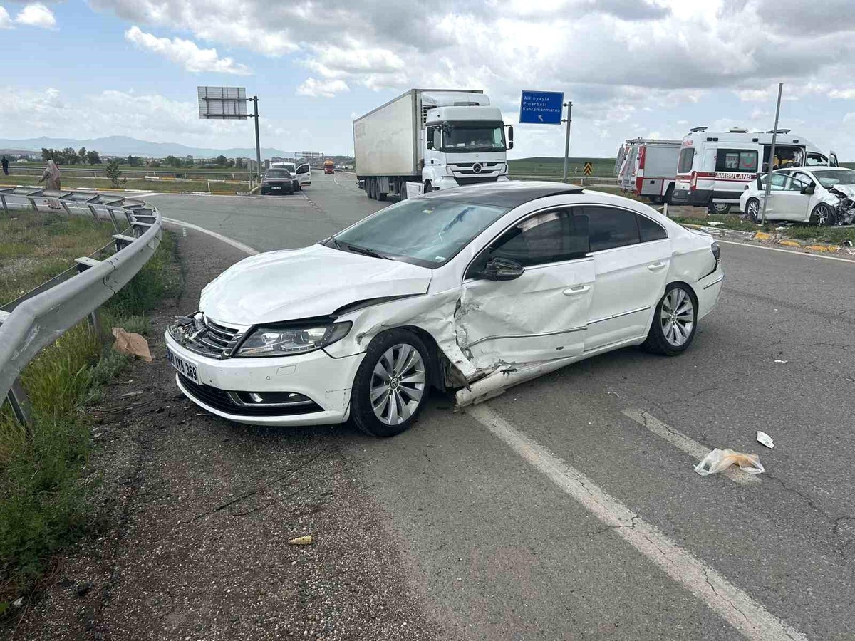 Sivas\'ın Şarkışla ilçesinde trafik kazası: 11 kişi yaralandı