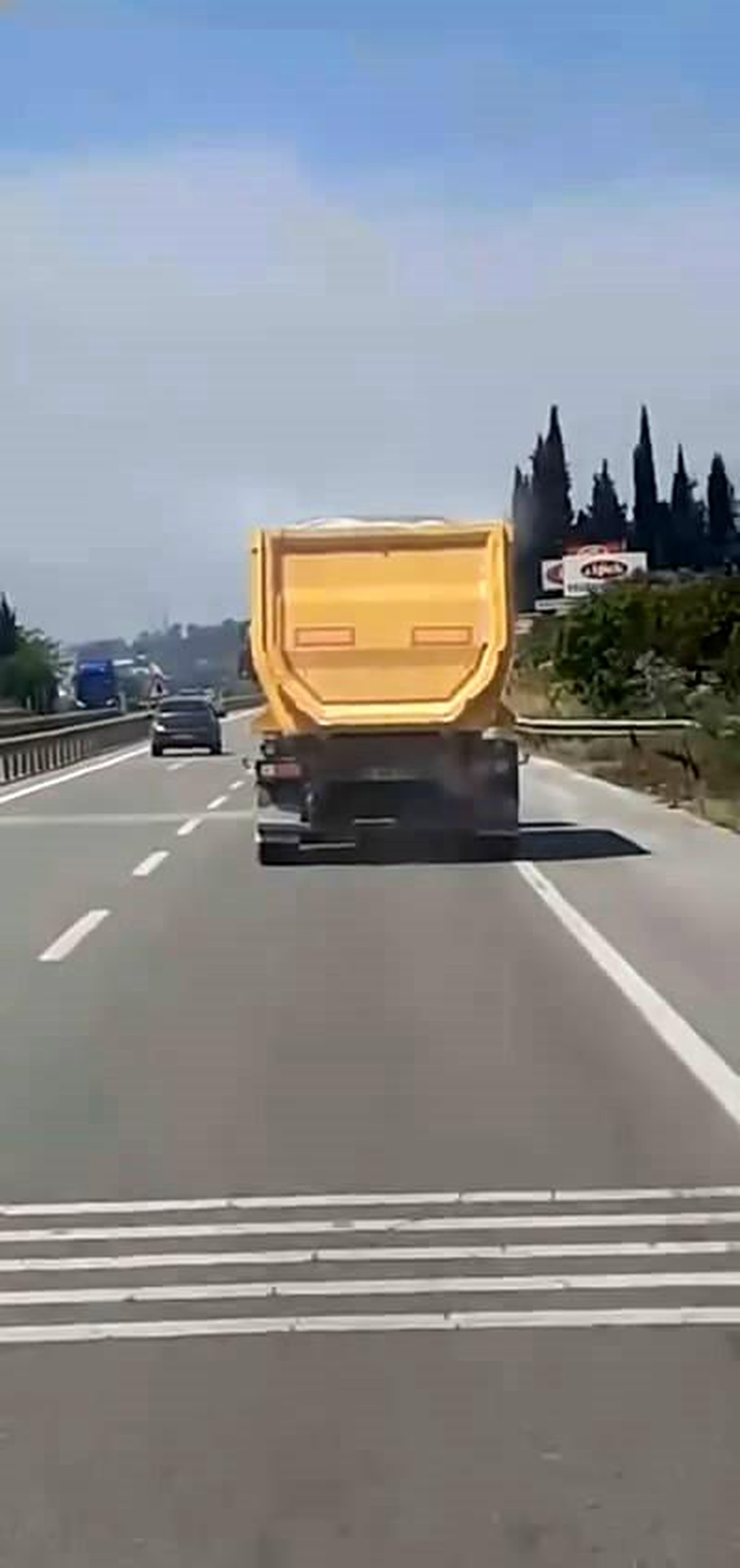 Bursa\'da Kamyonun Dorsesindeki Kumlar Yola Döküldü