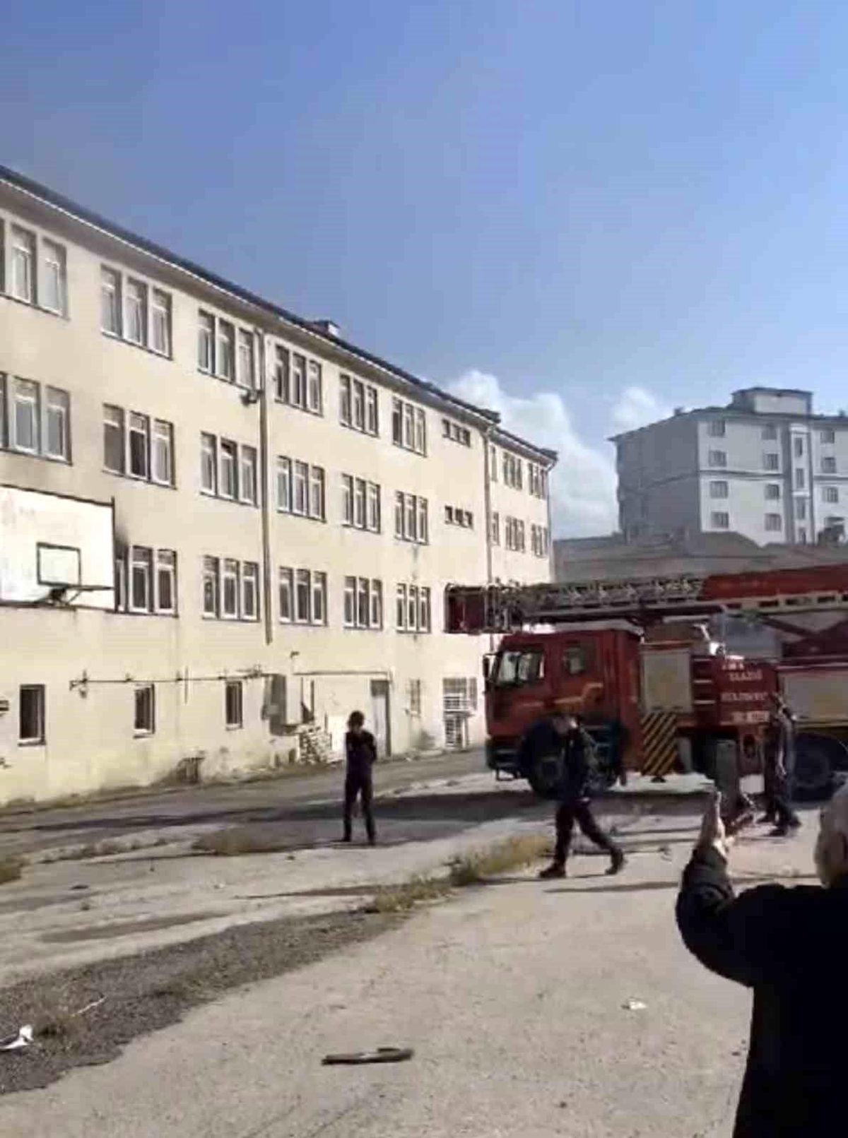 Elazığ\'da metruk binada çıkan yangın söndürüldü