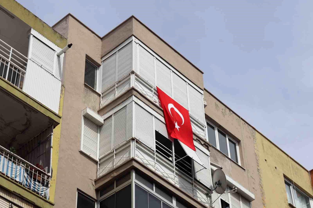 İzmir\'de Psikolojik Sorunları Olan Kişi, Apartmanın Balkonundan Eşya Atarak Mahalleliyi Bezdiriyor