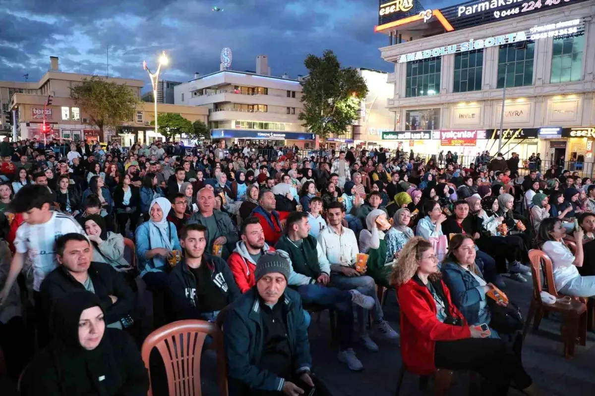 Erzincan\'da Gençlik Haftası ve 19 Mayıs etkinliği: Açık hava sineması