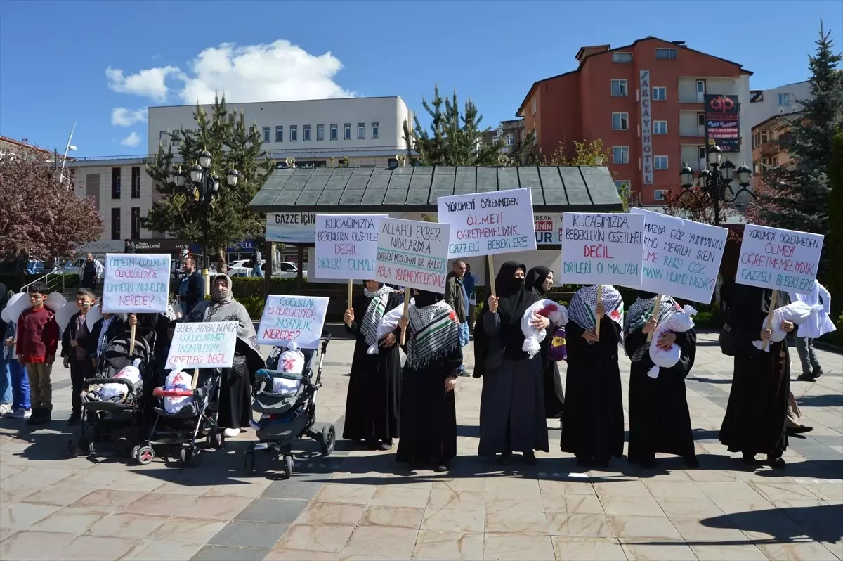 Erzurum\'da İsrail\'in Gazze\'ye saldırılarını protesto eden hekimler ve öğrenciler sessiz yürüyüşe devam ediyor