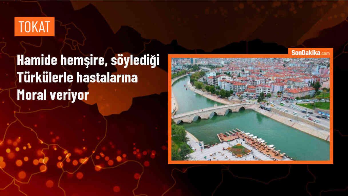 Hemşire, hastalara moral aşılayarak türkü söylüyor