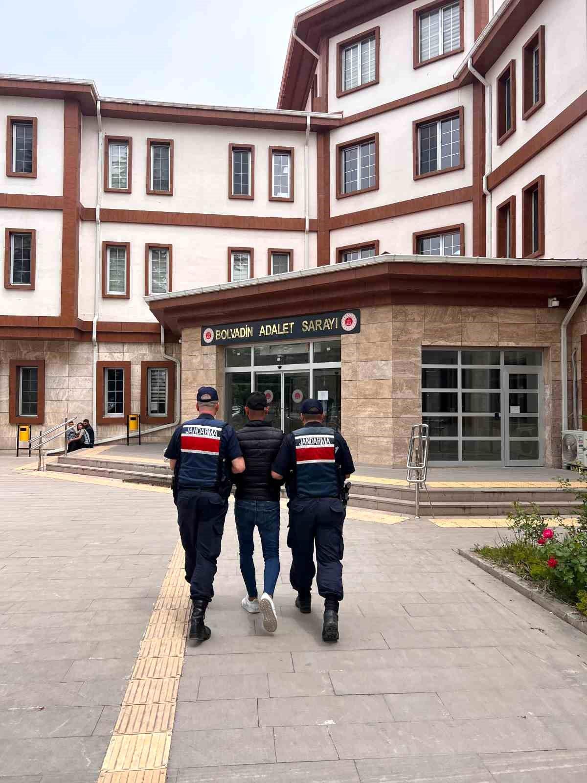 Afyonkarahisar\'da 15 Yıl Hapis Cezasıyla Aranan Şahıs Jandarma Tarafından Yakalandı