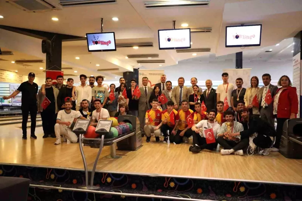 İzmit Belediyesi Gençlerle Bowling Turnuvası Düzenledi