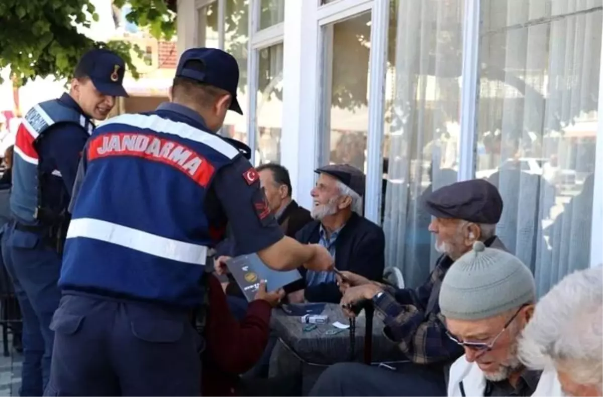 Bilecik İl Jandarma Komutanlığı, aile içi şiddet konusunda vatandaşları bilgilendirerek \'KADES\' uygulamasını tanıttı