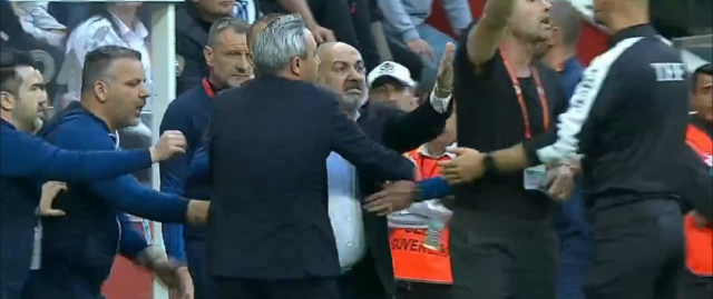 Kayserispor başkanı Ali Çamlı, kırmızı kart sonrası sahaya girdi