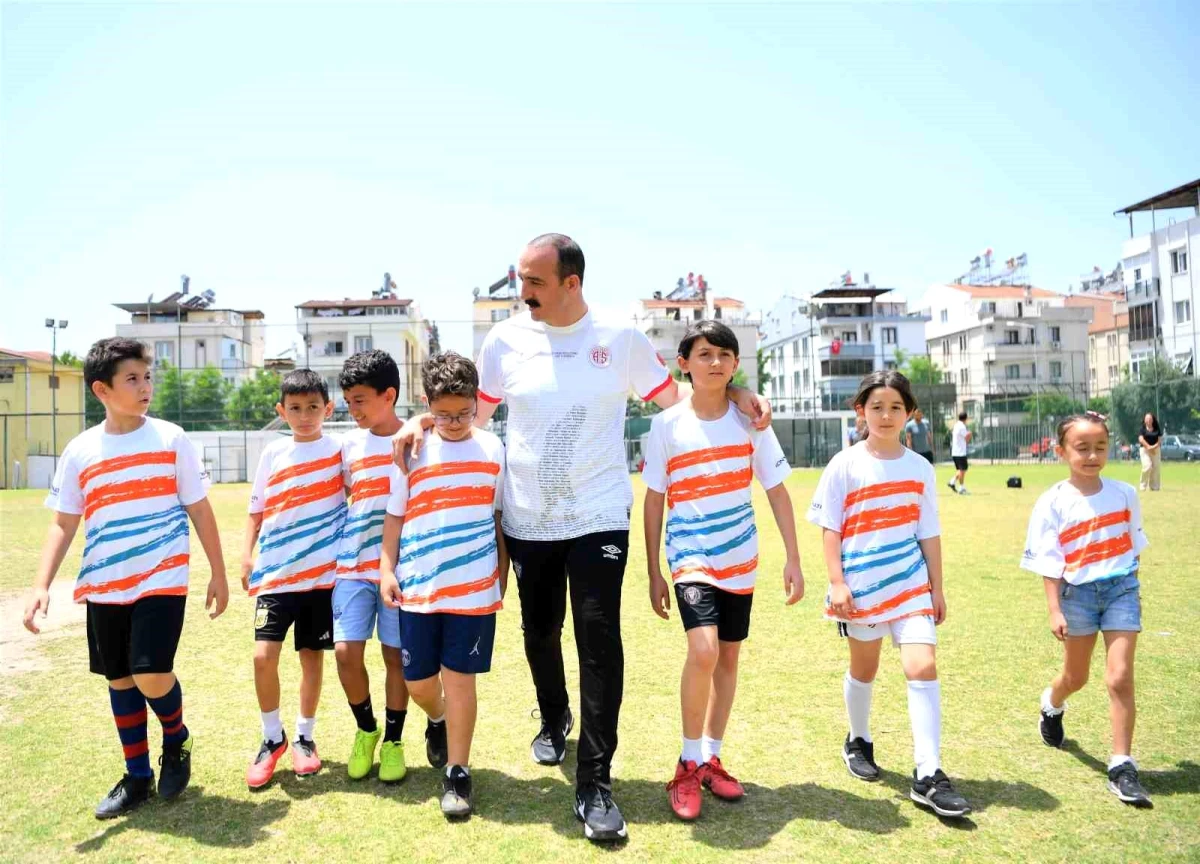 Konyaaltı Belediye Başkanı Cem Kotan, çocuklarla futbol maçı oynadı