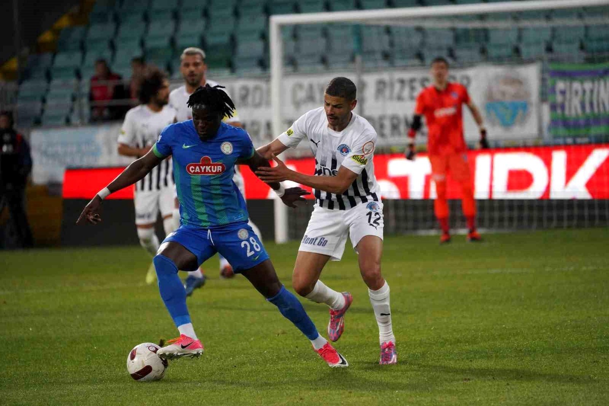 Çaykur Rizesporlu David Akintola, Kasımpaşa maçında sarı kart gördü