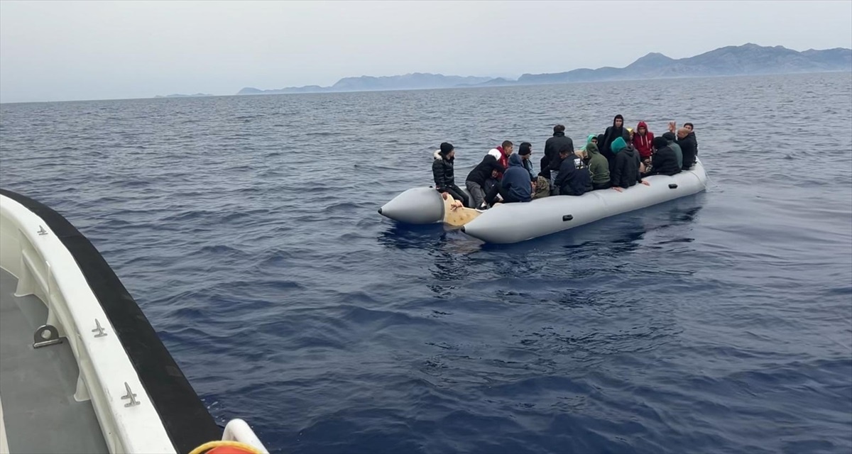 Marmaris açıklarında Yunanistan unsurlarınca itilen lastik bottaki 35 düzensiz göçmen kurtarıldı