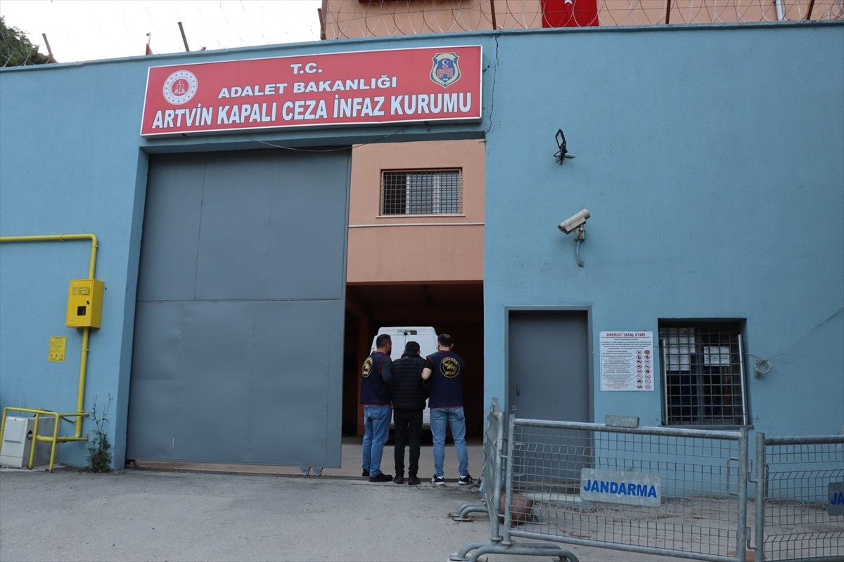 Mersin\'de işlenen cinayetin firari hükümlüsü sahte kimlikle Artvin\'de yakalandı