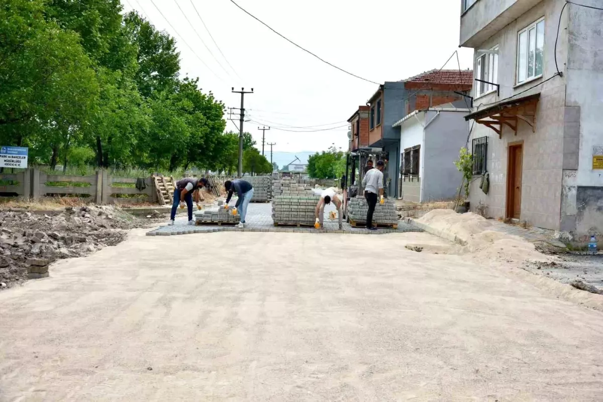 Mustafakemalpaşa\'da bozuk yollar tamir ediliyor