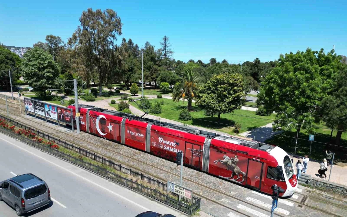 Samsun\'da Tramvaylar 19 Mayıs Coşkusuna Özel Giydirildi